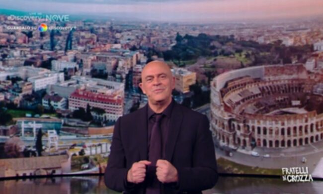 Crozza: “Guardate quei pilastri lì, sembrano dei cracker. Non vedono manutenzione dai tempi di Asterix”