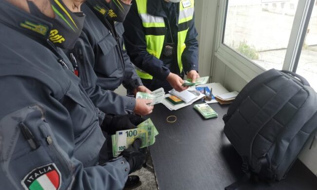 Si imbarca con 100mila euro nello zaino