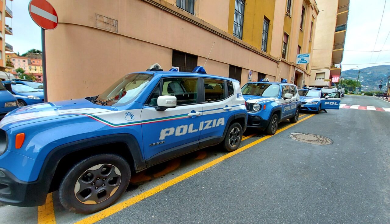 Droga nelle scarpe in vendita, negoziante ingoia una dose per eludere il sequestro