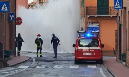 Un geyser a Imperia: esplode conduttura in via Cascione, in migliaia senz'acqua