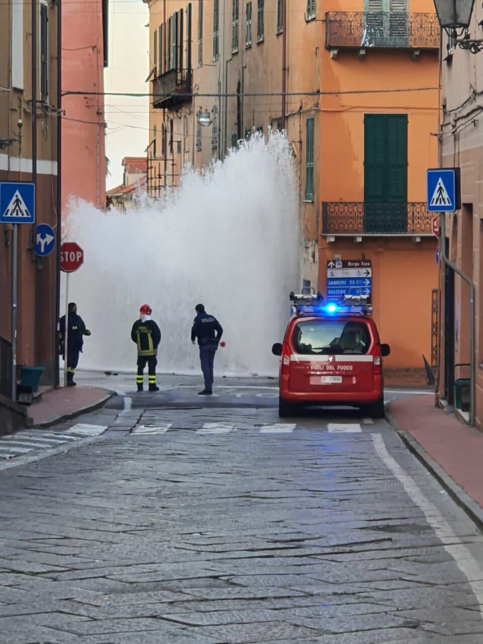 Un geyser a Imperia: esplode conduttura in via Cascione, in migliaia senz’acqua