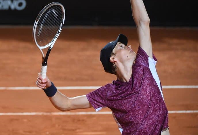 Parigi sorride anche a Sinner dopo un match rocambolesco chiuso al 5° set