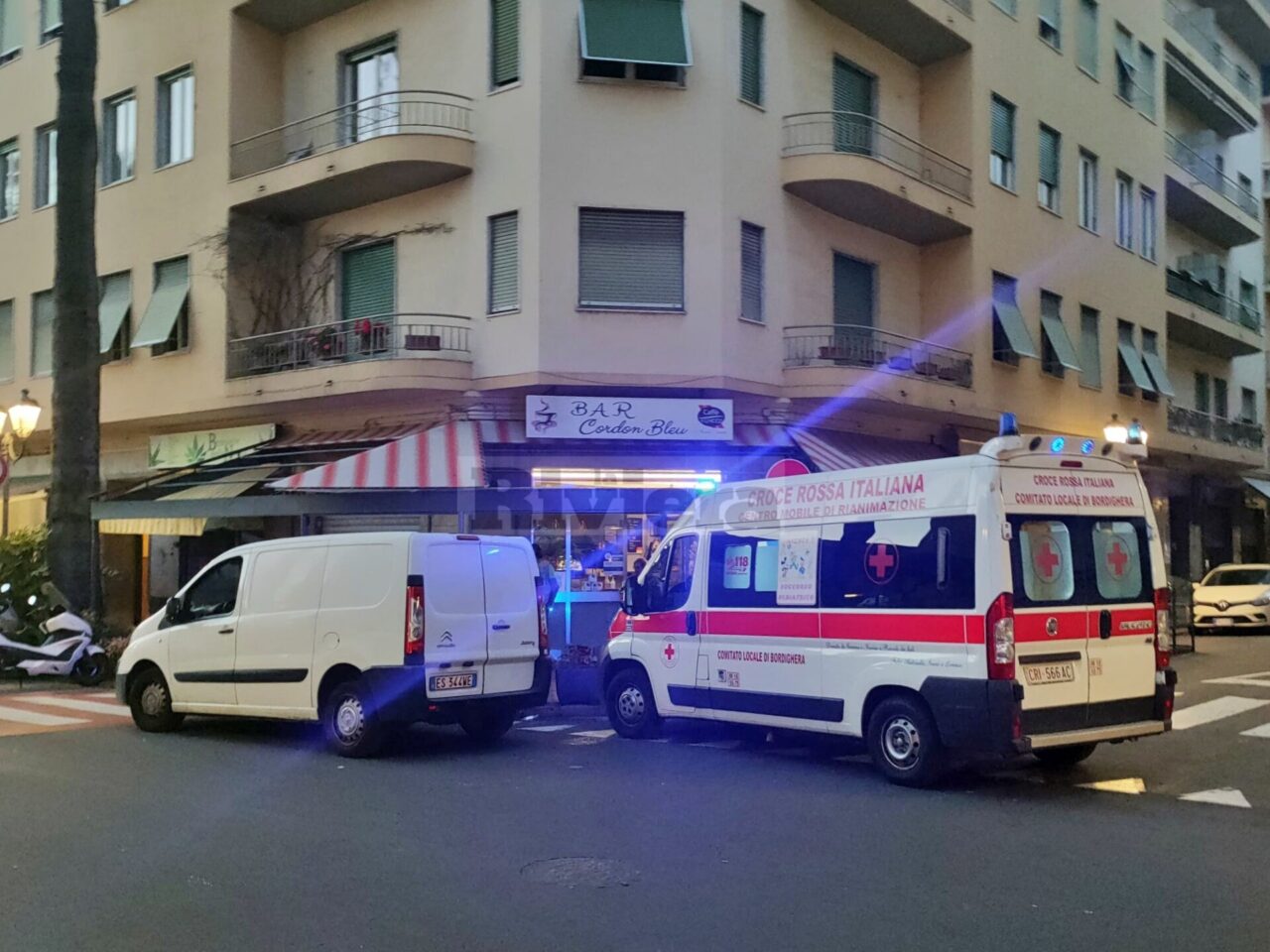Picchiata dal compagno per strada e per dividerli finisce in ospedale pure un barista