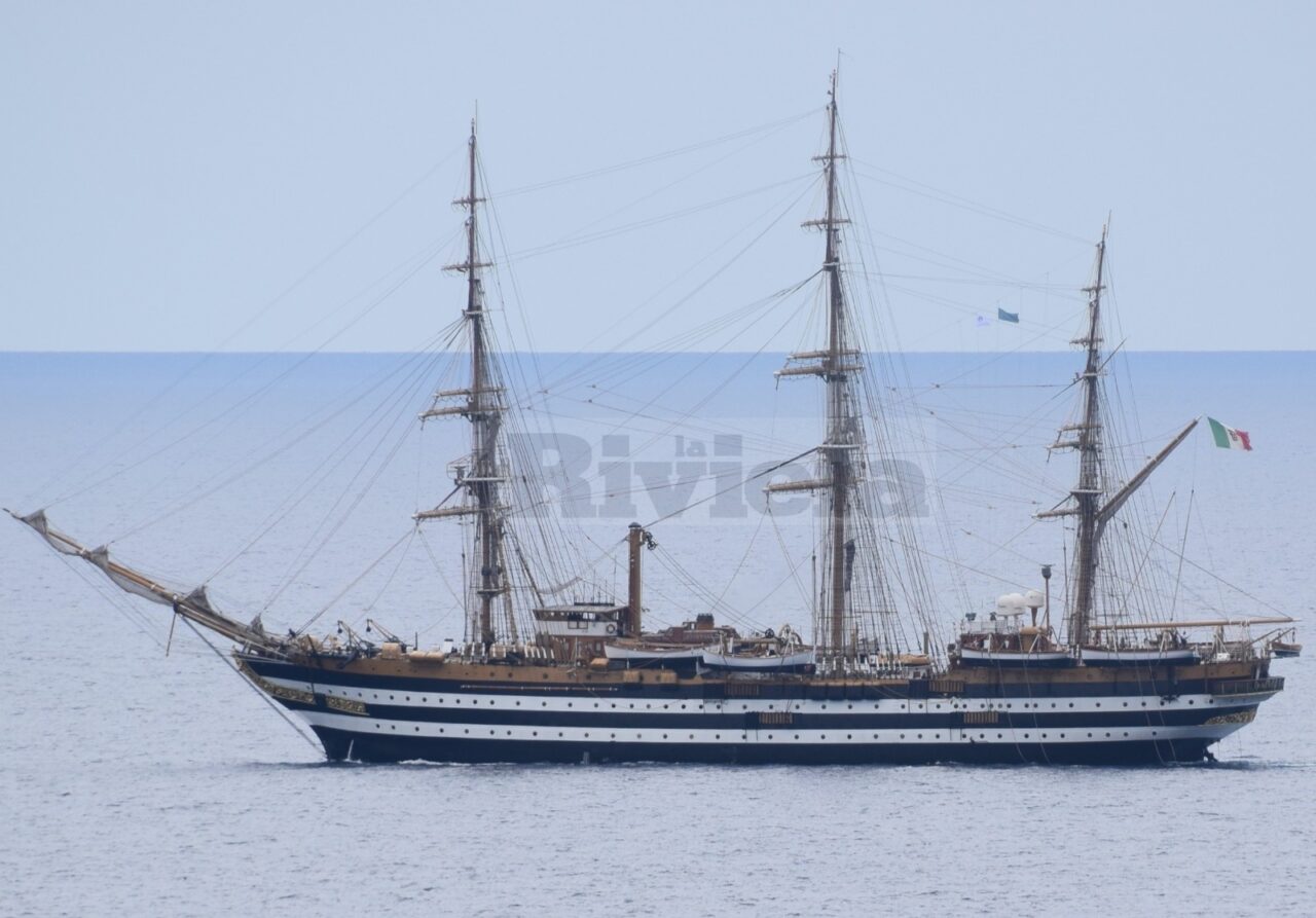 Il veliero Amerigo Vespucci compare all’orizzonte della provincia di Imperia
