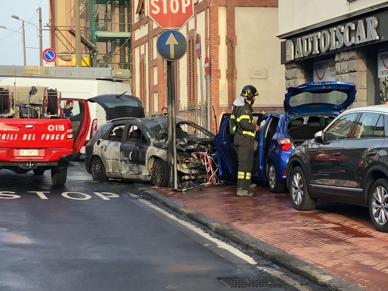 Auto percorre 100 metri senza conducente, poi si schianta e prende fuoco