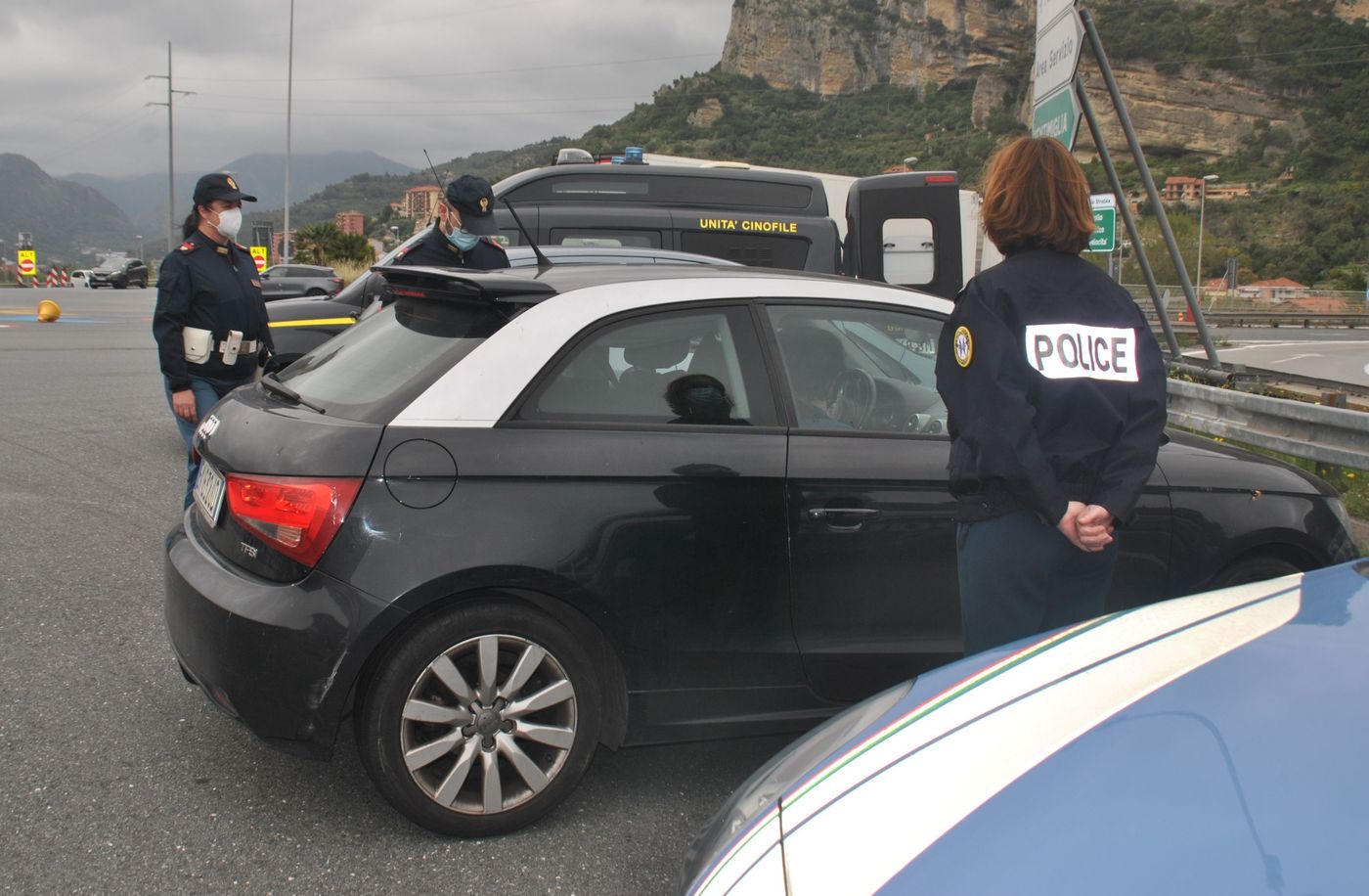Controlli misti polizia di frontiera barriera autostradale Ventimiglia