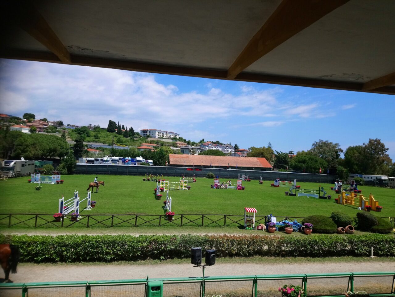 Campioni e attrici al concorso internazionale di equitazione