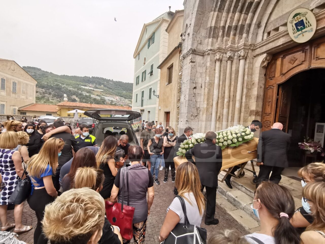 Una folla in cattedrale a Ventimiglia Alta per l’addio a Sharon, uccisa dall’ex compagno