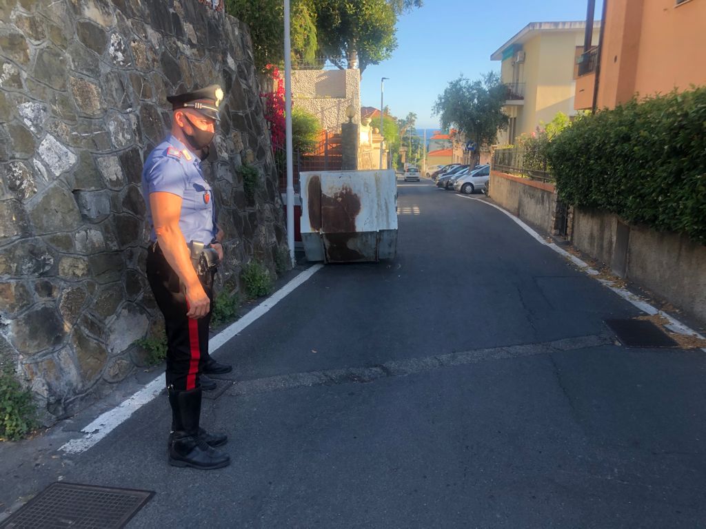 Ladri provocano incidente e perdono il cassone nella fuga