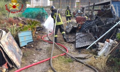 Incendio in un deposito di materiale edile a Costarainera