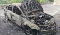 Brucia un'auto nel parcheggio delle scuole a Bordighera, mistero sulle cause