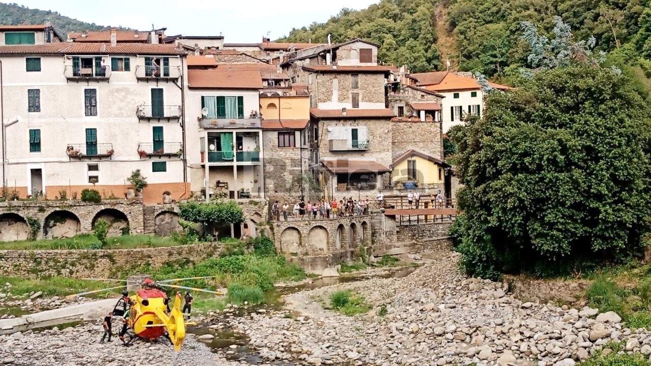 Precipita dal sentiero mentre porta a spasso il cane e finisce nel torrente a Isolabona