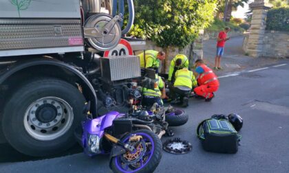 Motociclista finisce sotto un camion dell'Amaie a Sanremo