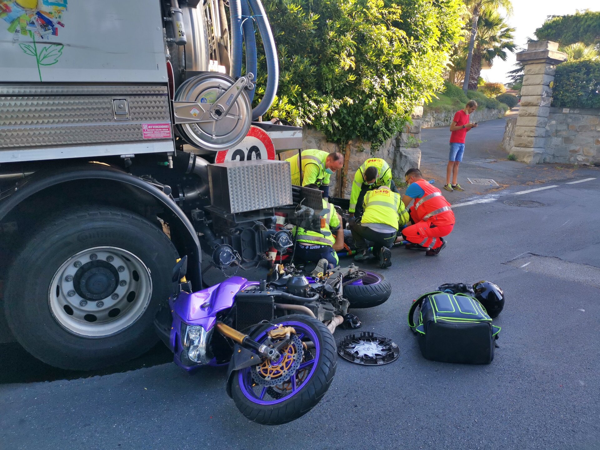 Incidente moto Sanremo via Duca degli Abruzzi camion Amaie_02