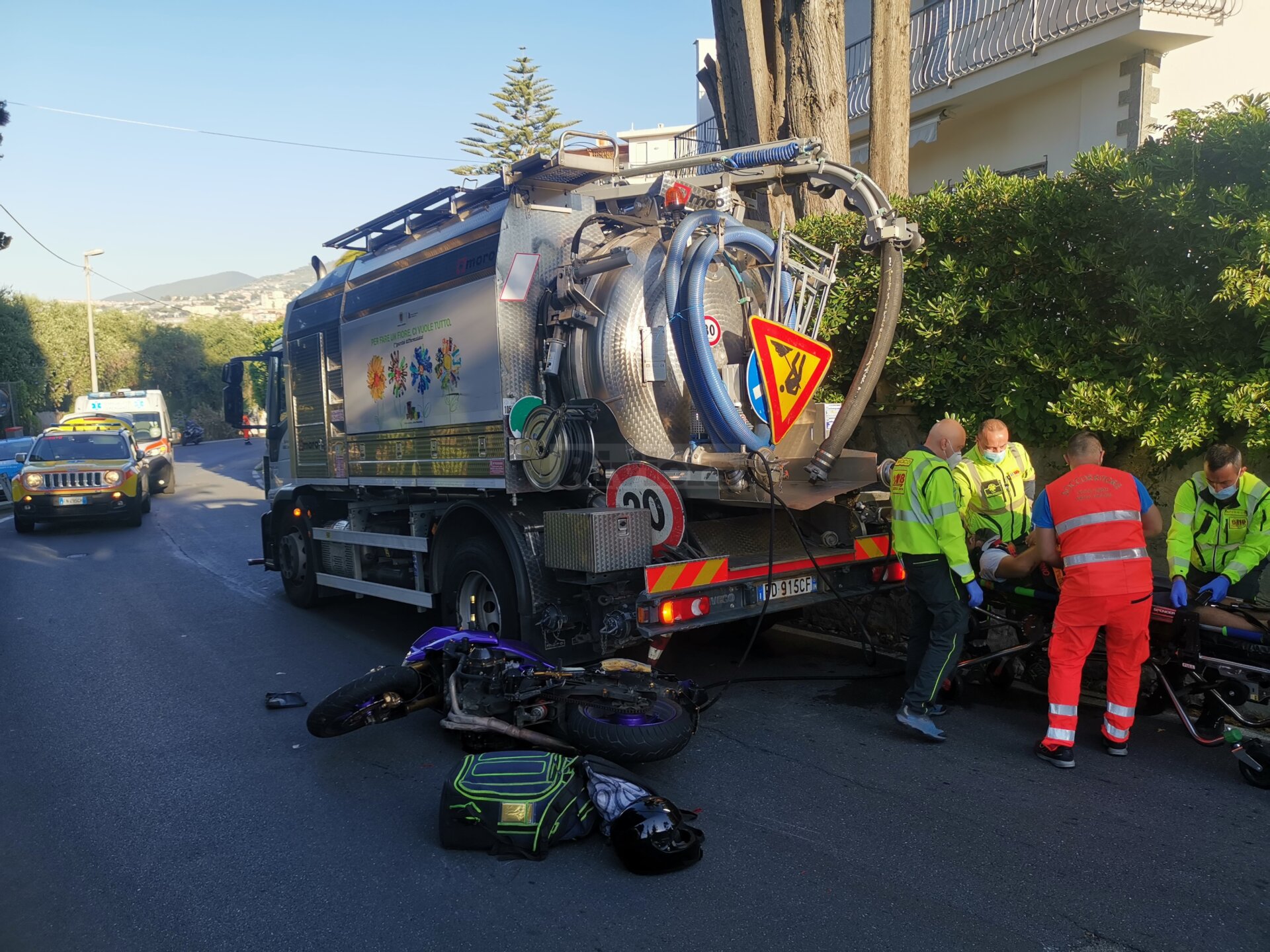 Incidente moto Sanremo via Duca degli Abruzzi camion Amaie_04