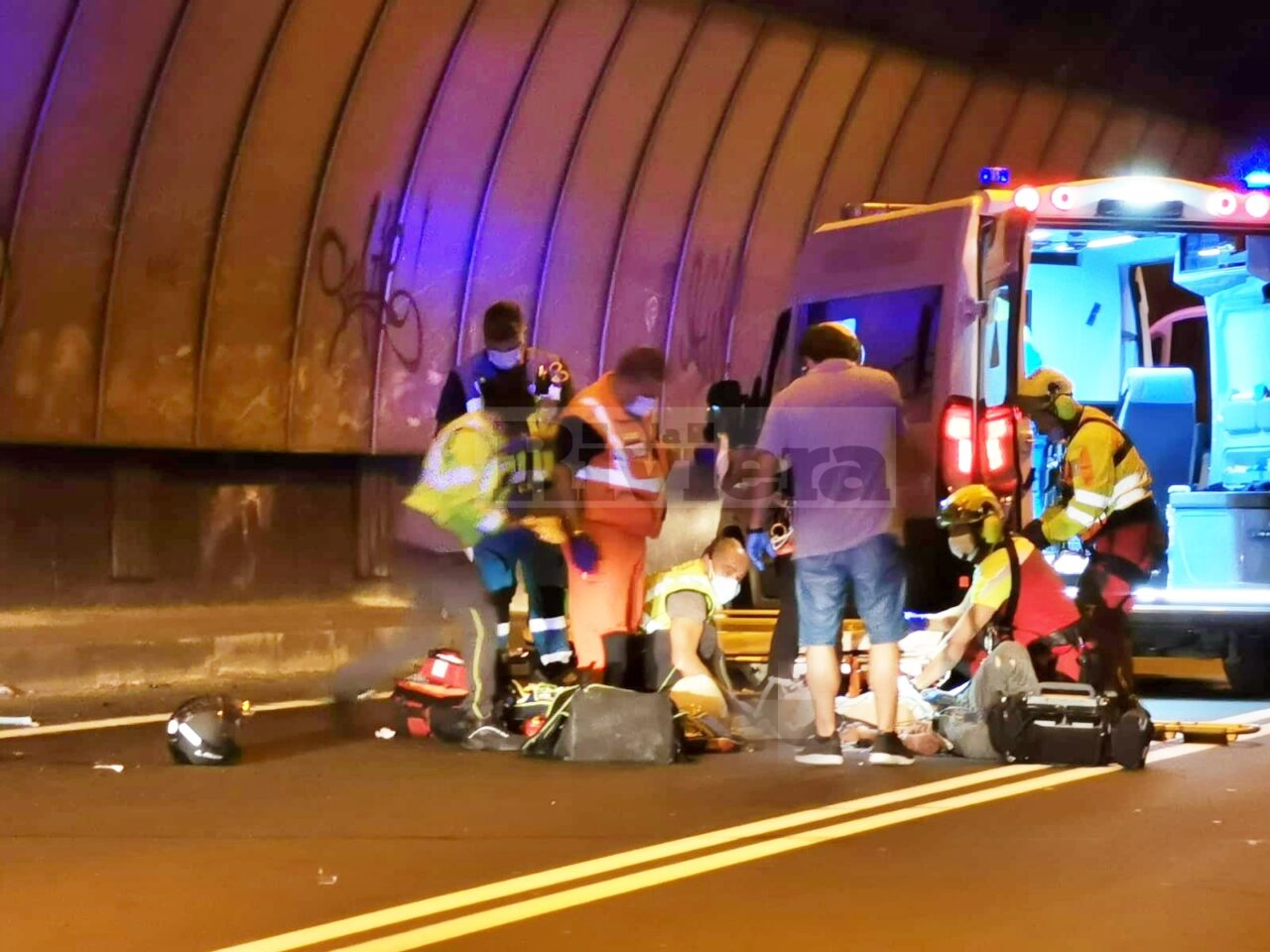 Schianto tra due scooter a Ponte San Ludovico, gravi due frontalieri. Foto e Video