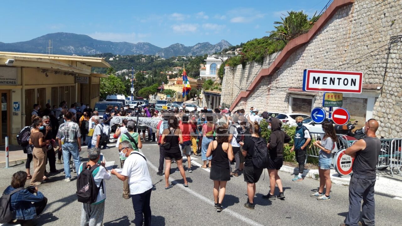Decine di no border occupano il valico di Ponte San Luigi a Ventimiglia