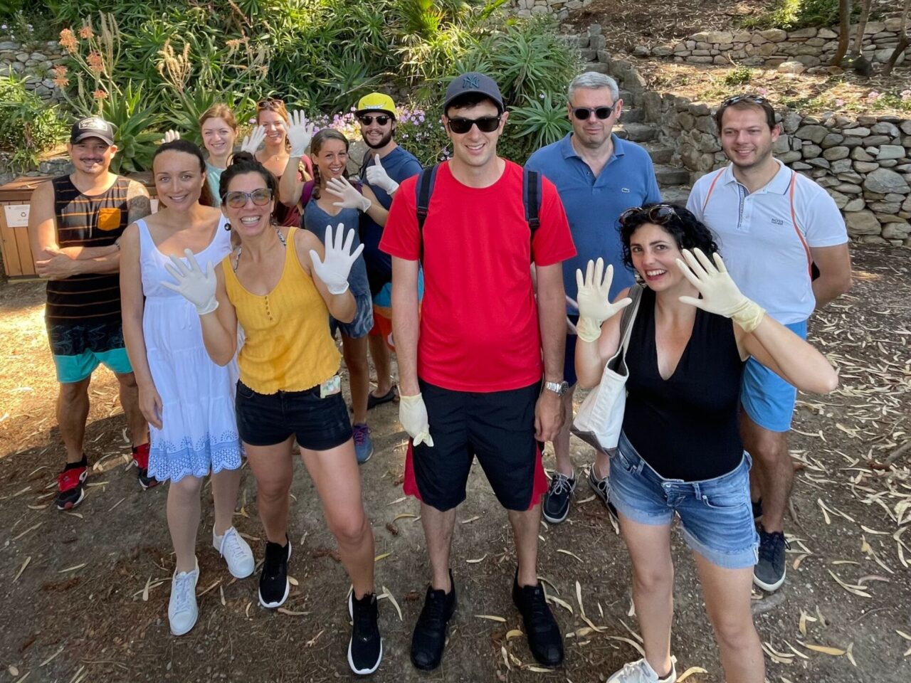 Una settantina di partecipanti alla giornata di pulizia del mare agli Hanbury e Capo Mortola