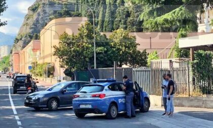 Tentato furto nella bottiglieria di via Tenda, ladro in fuga, arriva la polizia