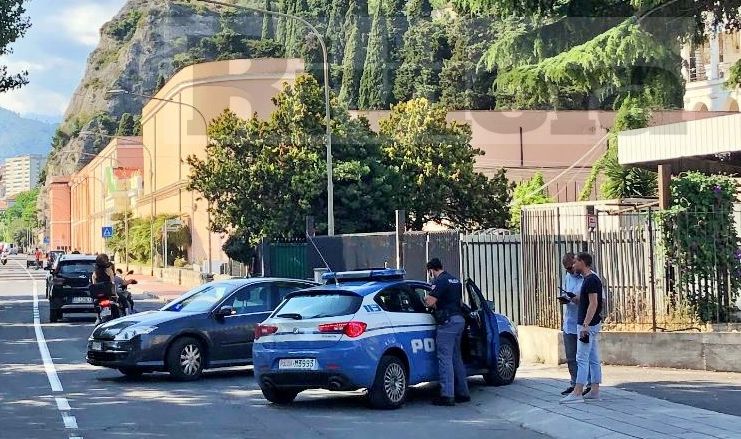 Tentato furto nella bottiglieria di via Tenda, ladro in fuga, arriva la polizia
