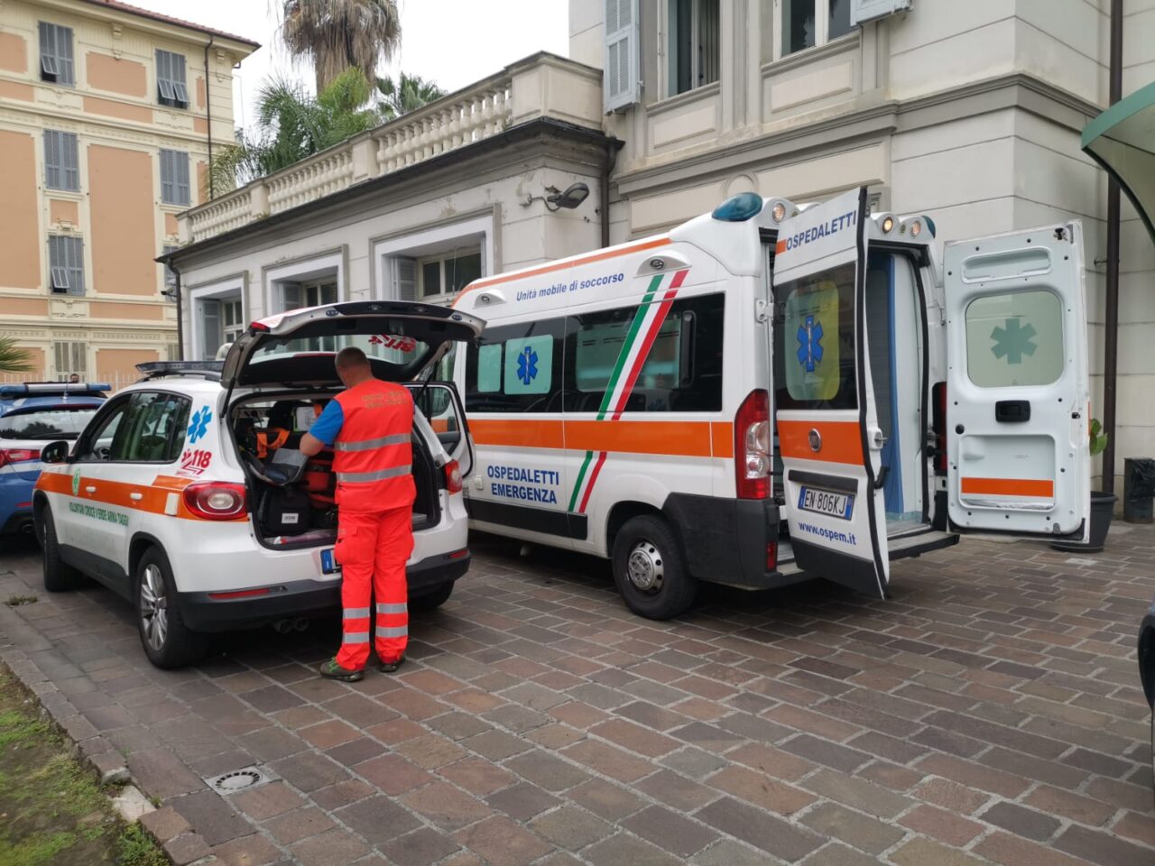 Dà in escandescenza e aggredisce passanti in centro