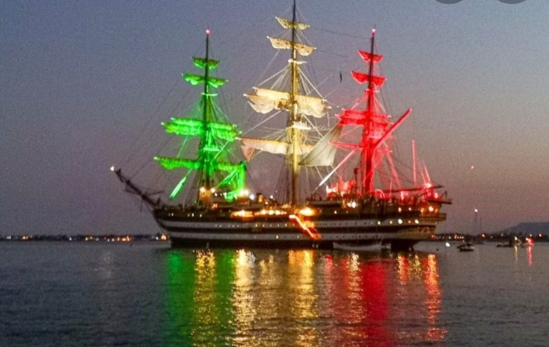 L’inchino tricolore della Vespucci davanti a Diano