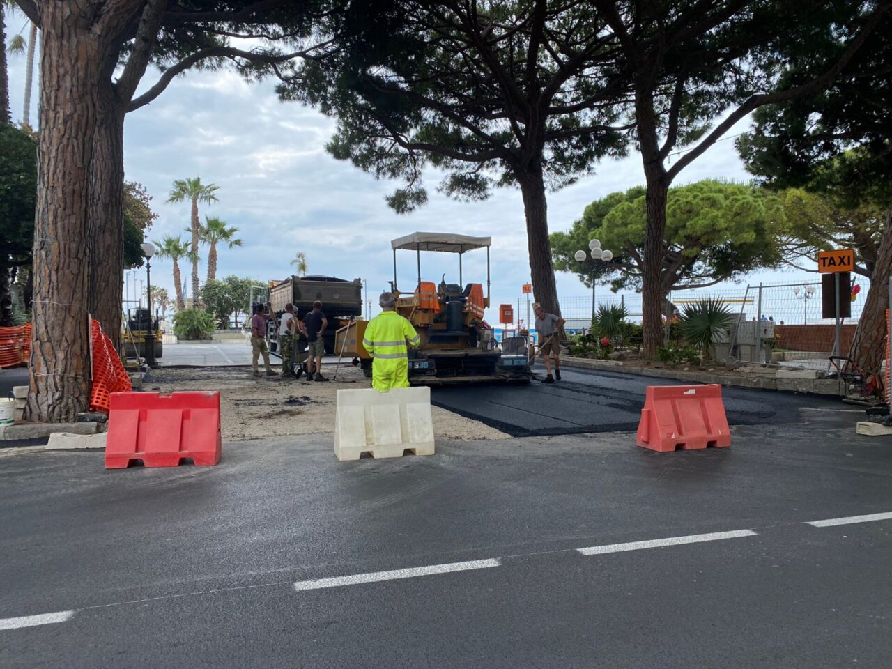 Nuove asfaltature dopo la rimozione delle radici pericolose di pino