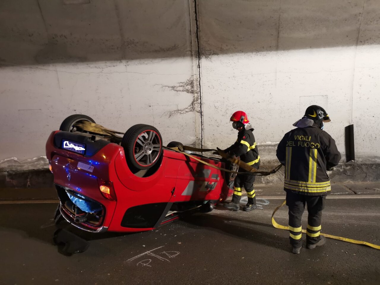 Auto capottata in galleria in Aurelia Bis