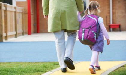 Nonno va a prendere nipotina all'asilo, ma si porta a casa la bimba sbagliata