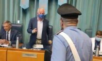 Blitz dei carabinieri in Consiglio per le mascherine e il sindaco Scajola "ordina" loro di allontanarsi