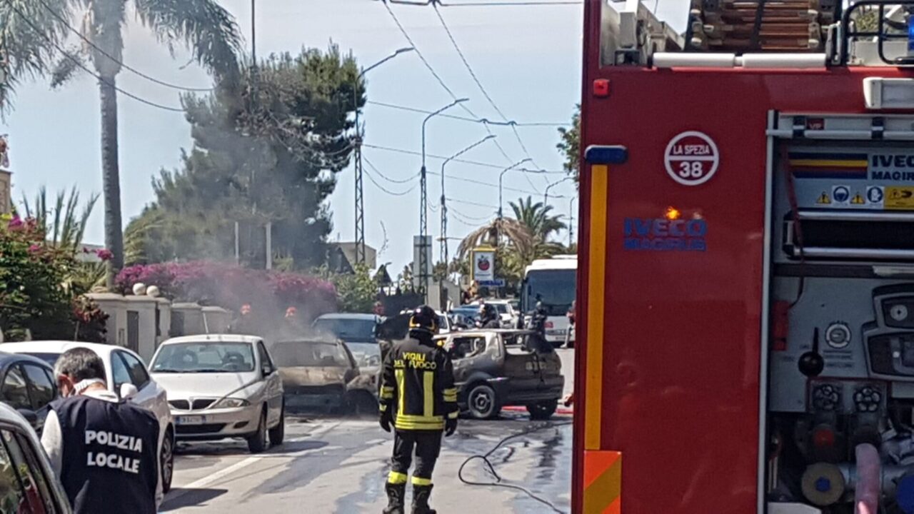 Tragico schianto tra una moto e due auto in fiamme sull’Aurelia