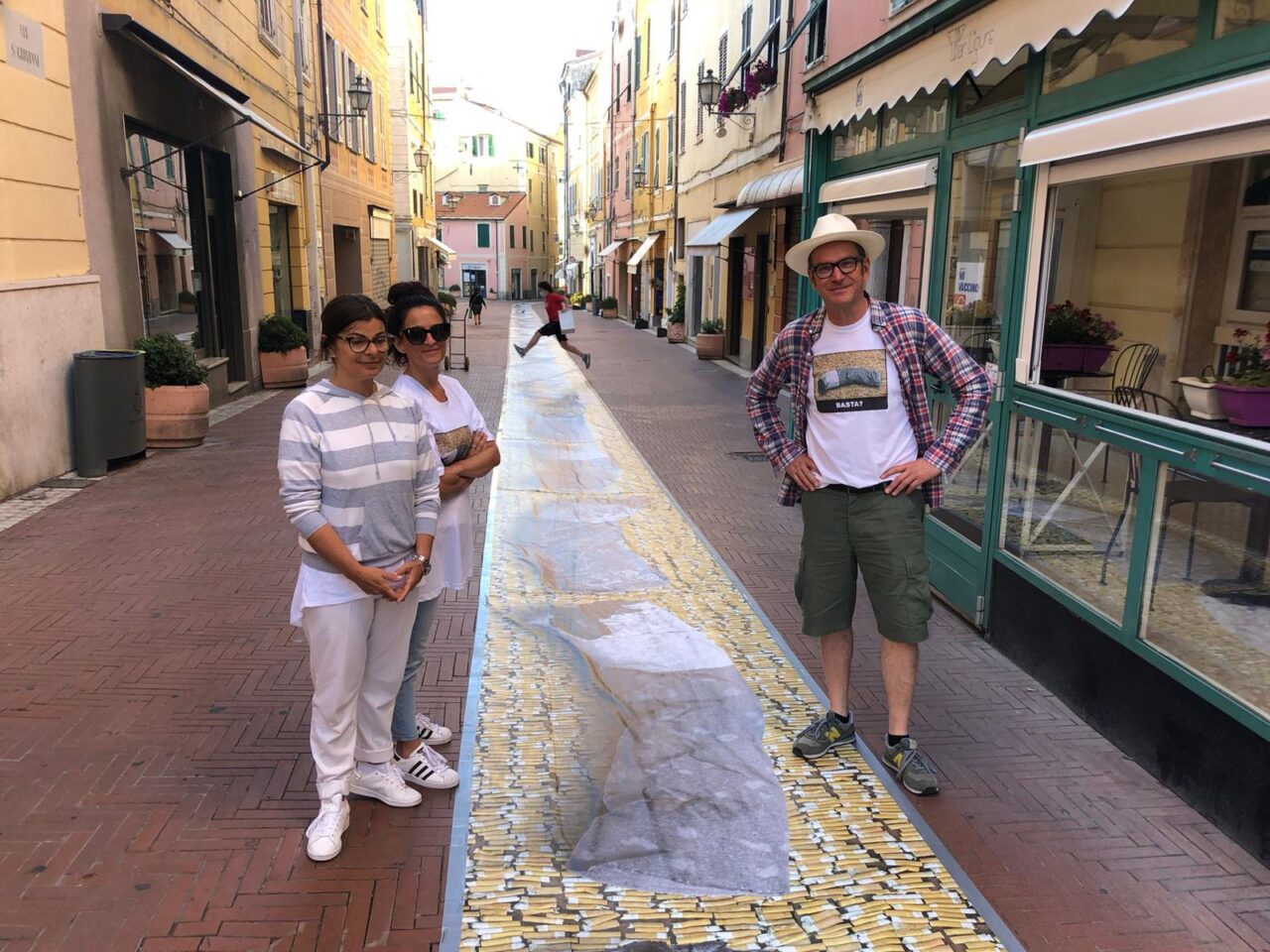 L’installazione di Benedusi contro i mozziconi di sigarette