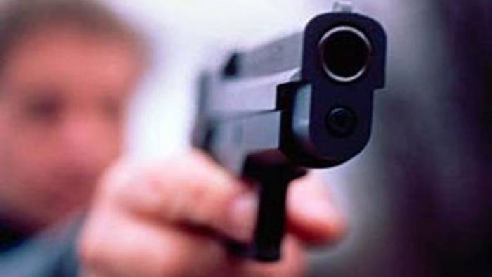 Minaccia netturbini puntando a uno di loro la pistola alla tempia