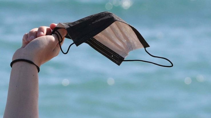 Addio alle mascherine all’aperto dal 28 giugno