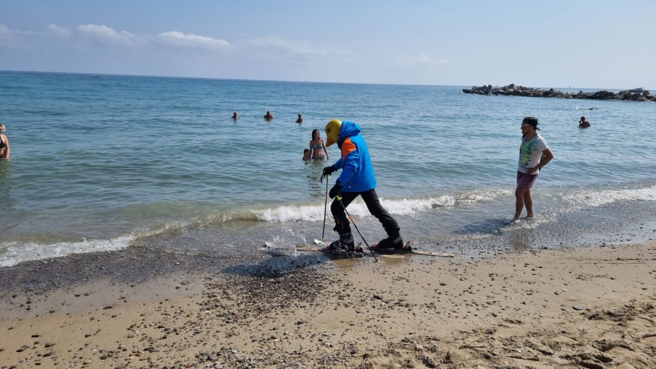Con sci e scarponi sulla spiaggia di Sanremo. Il video