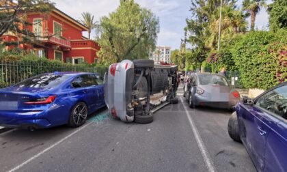 Bordighera: sbanda in rettilineo col Mercedes, si ribalta e danneggia almeno 3 auto