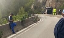 Auto si cappotta fuori dallo svincolo di Montecarlo dell'autostrada