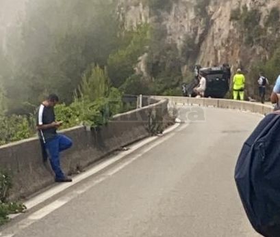 Auto si cappotta fuori dallo svincolo di Montecarlo dell’autostrada