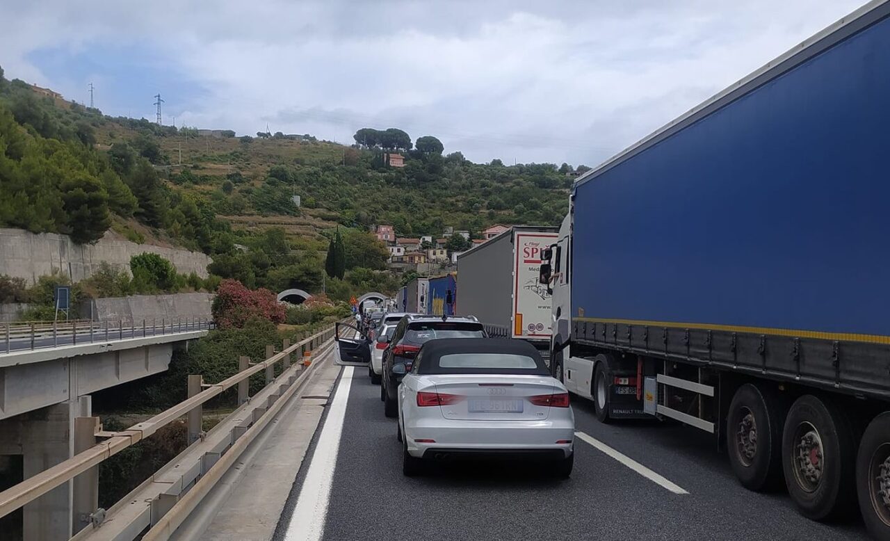 L’autostrada francese invasa dai Tir, lunghe code per rientrare in Italia