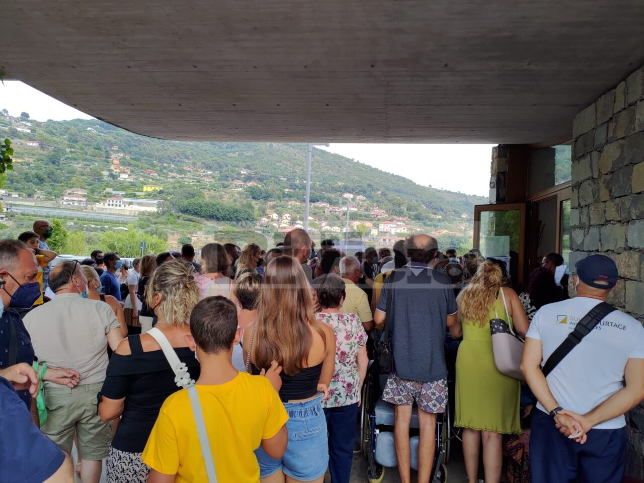 Assalto all’hub di Camporosso: 700 persone in coda per 400 dosi di vaccino