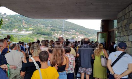 Assalto all'hub di Camporosso: 700 persone in coda per 400 dosi di vaccino