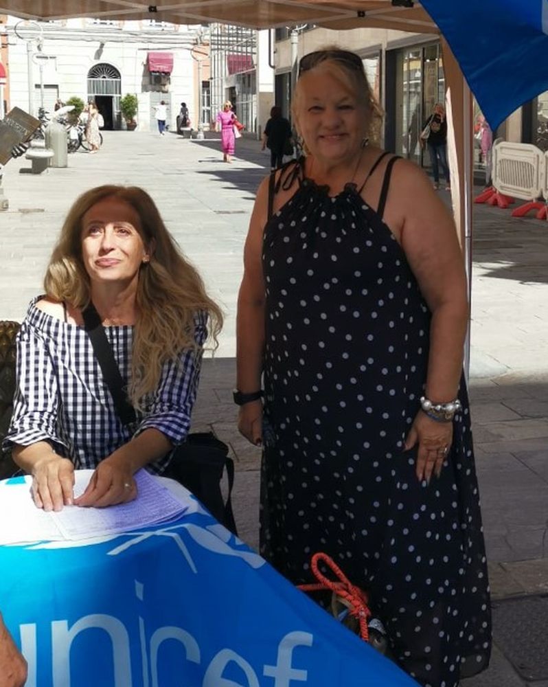 Daniela Lare e Colomba Tirari Iniziativa plastica free Unicef Colomba Tirari firma sindaci