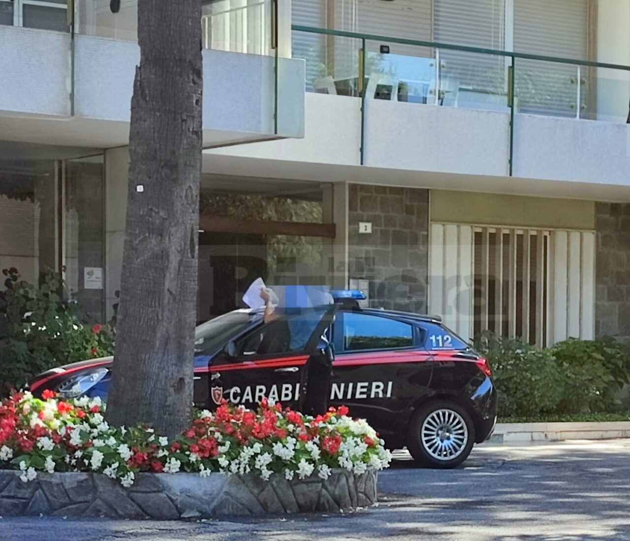 Finestra rotta in una seconda casa, sopralluogo dei carabinieri in via Duca a Sanremo