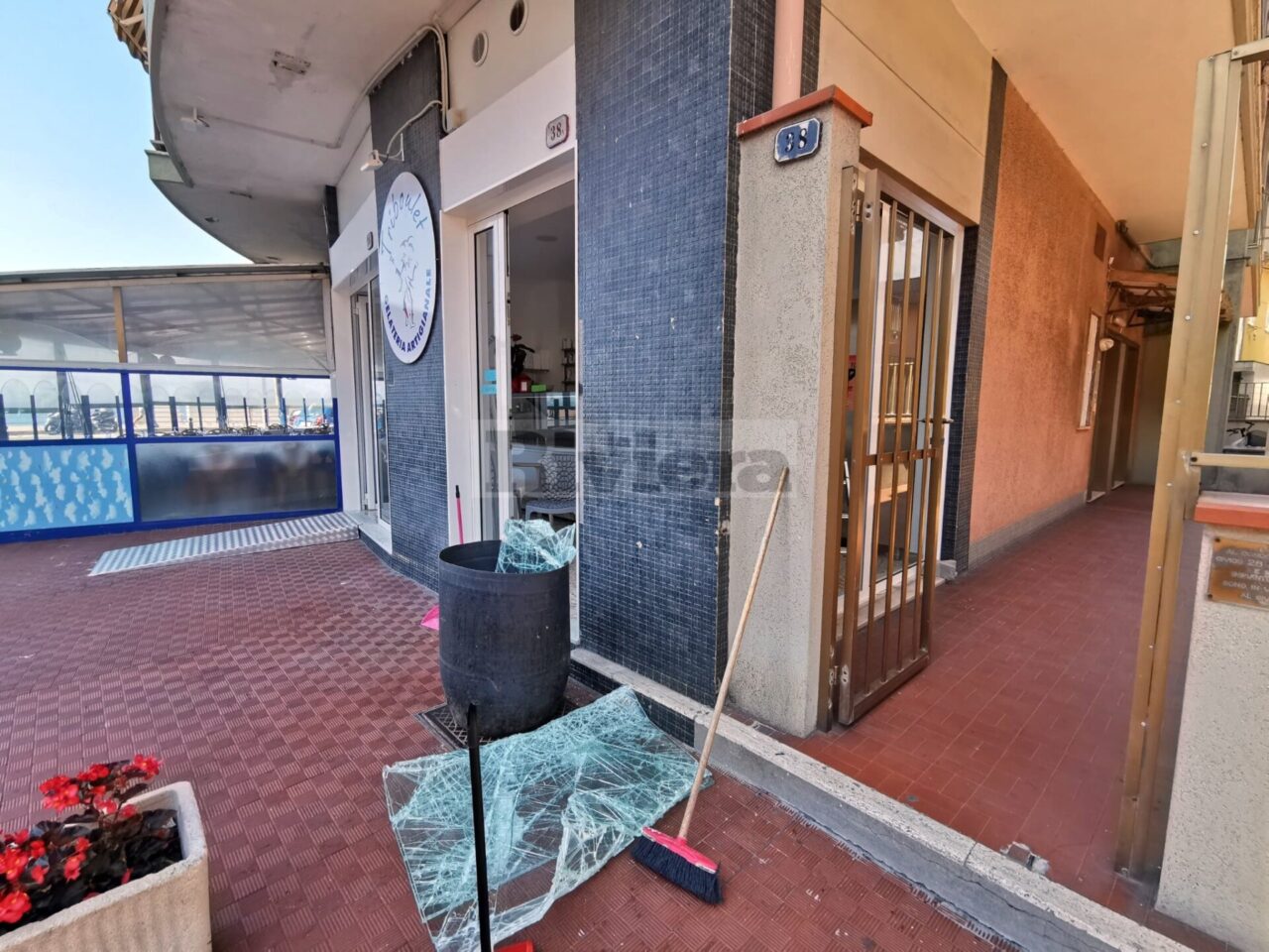 Furto con spaccata nella nuova gelateria di via Dante a Ventimiglia