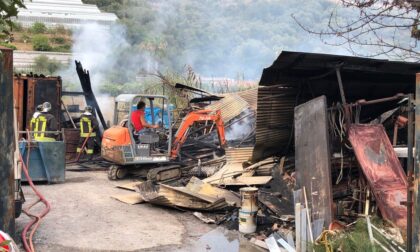 Incendio in un deposito di materiale edile di Imperia