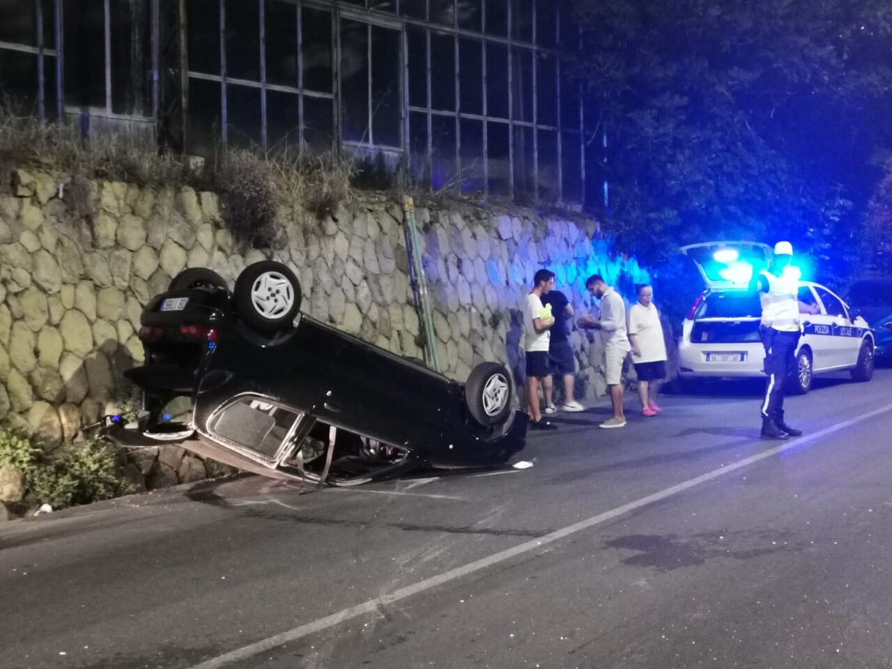 Auto si ribalta sull’Aurelia a Sanremo
