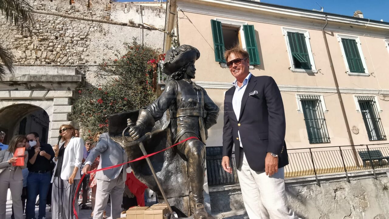 Inaugurata a Ventimiglia la statua del Corsaro Nero