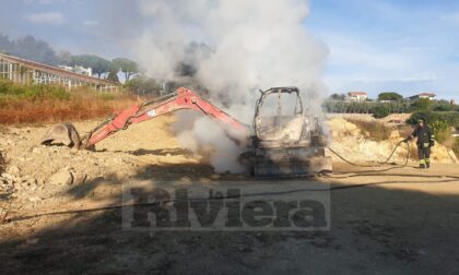 Brucia escavatore nel cantiere di una villa con piscina a Bordighera