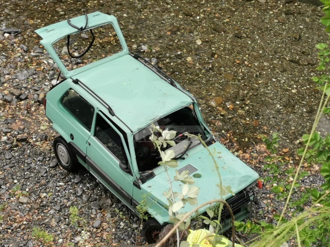 Precipita con l’auto nel torrente Nervia: 20enne soccorso dall’elicottero