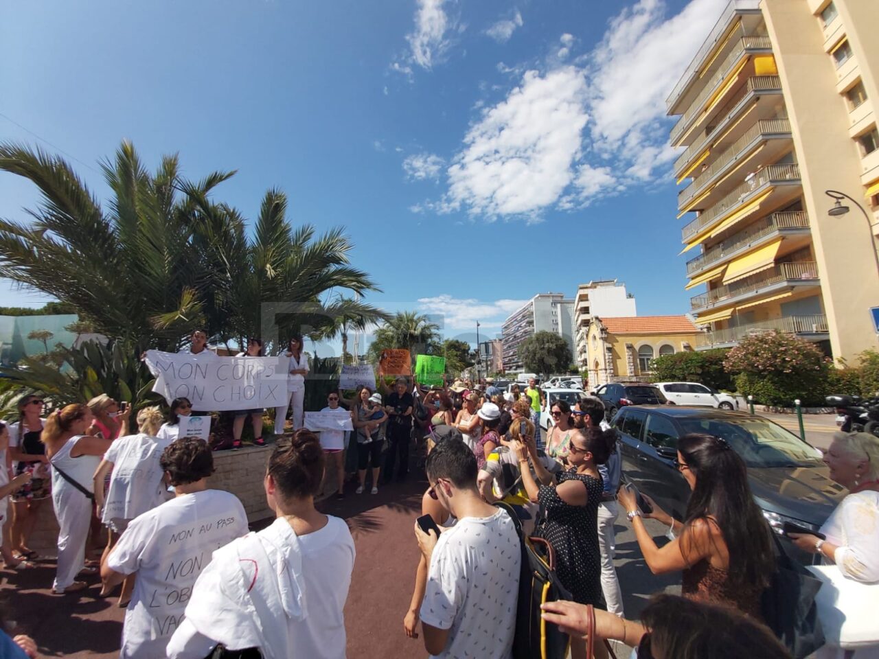 Corteo contro il green pass a Mentone: in 150 per dire “no” al passaporto sanitario